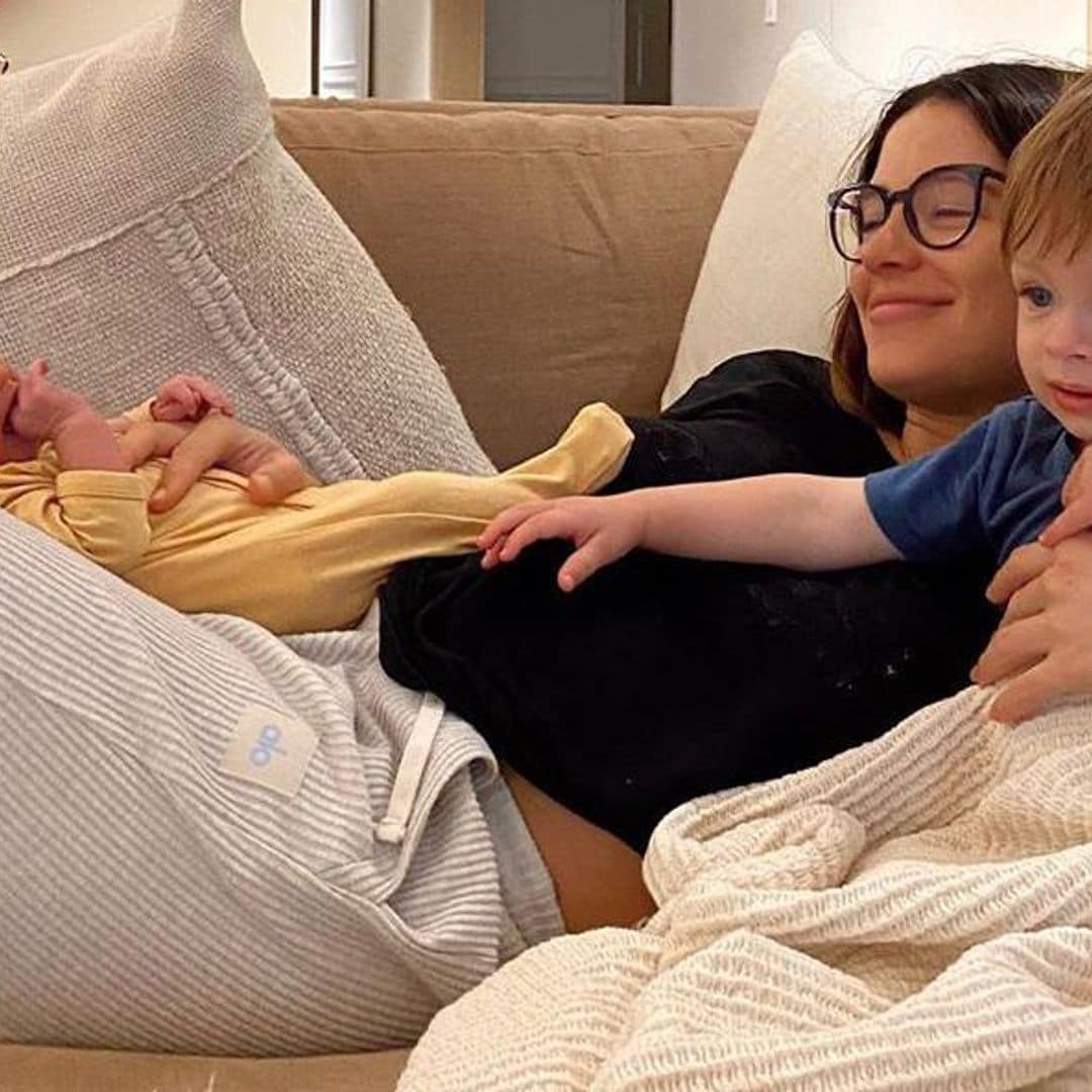 Noah, el hijo de ‘Chicharito’ Hernández, está encantado con su hermanita menor y estas fotos lo prueban