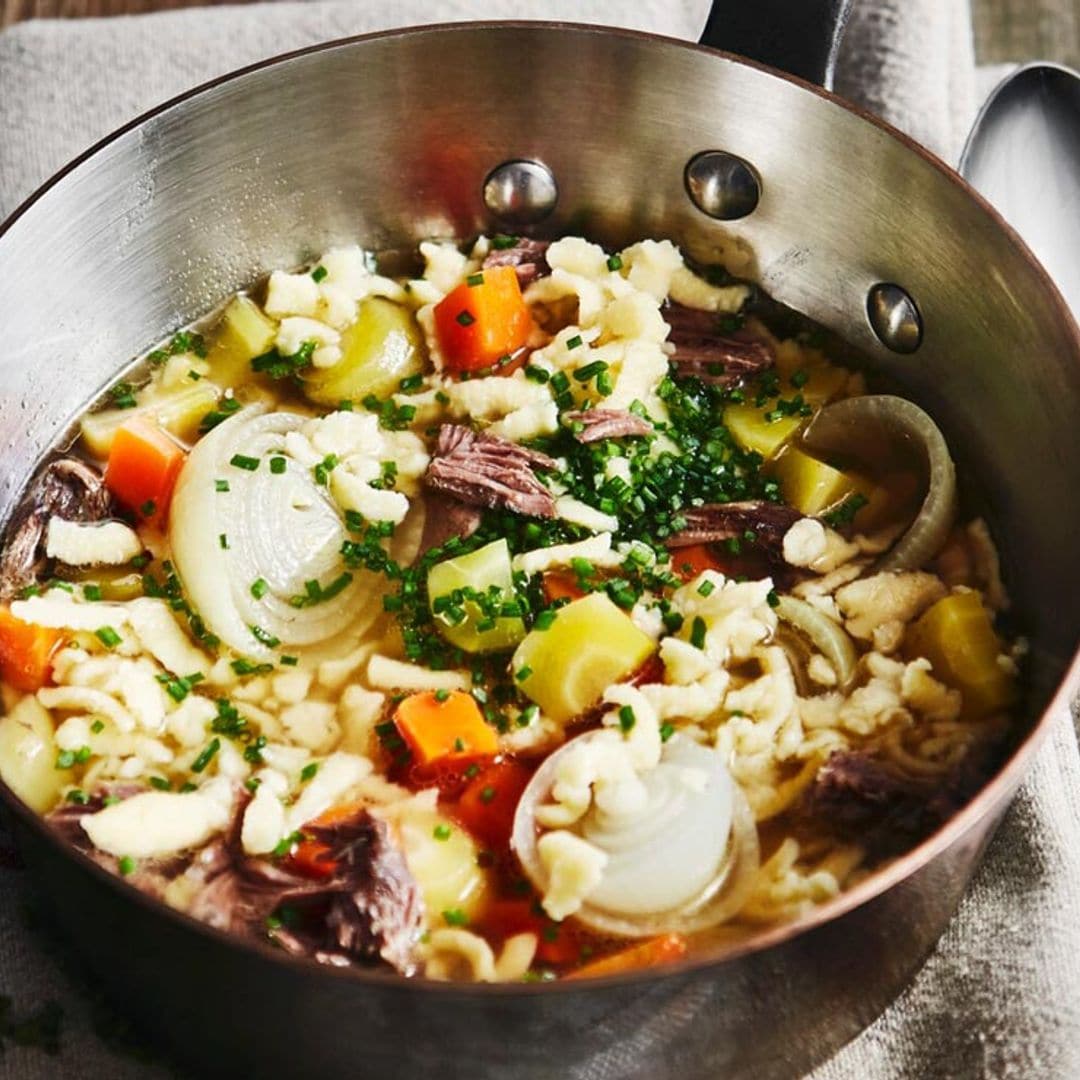 Sopa de verduras y carne con 'spätzle'