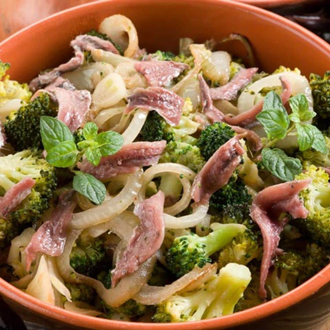 Ensalada de brócoli con anchoas