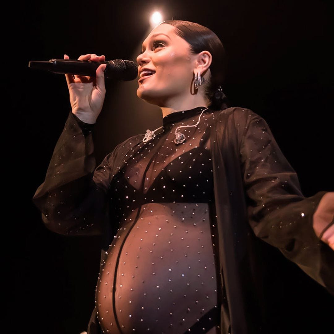 Jessie J, embarazadísima y con transparencias, impresiona a sus fans en su último concierto