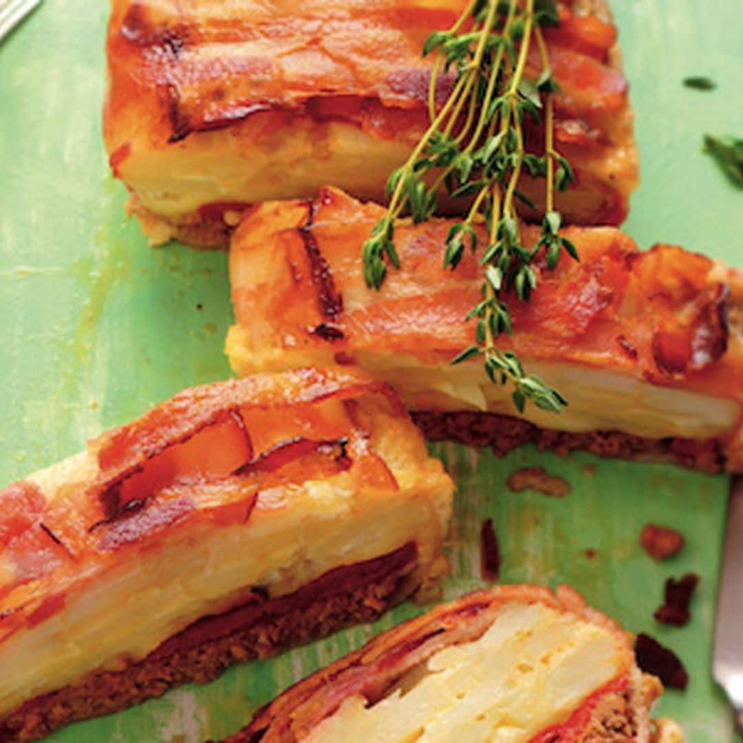 Pastel de carne y tortilla de patata envuelta en beicon