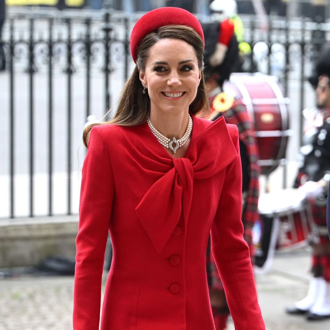 La princesa de Gales recupera un precioso abrigo rojo de lazo con joyas de Diana e Isabel II