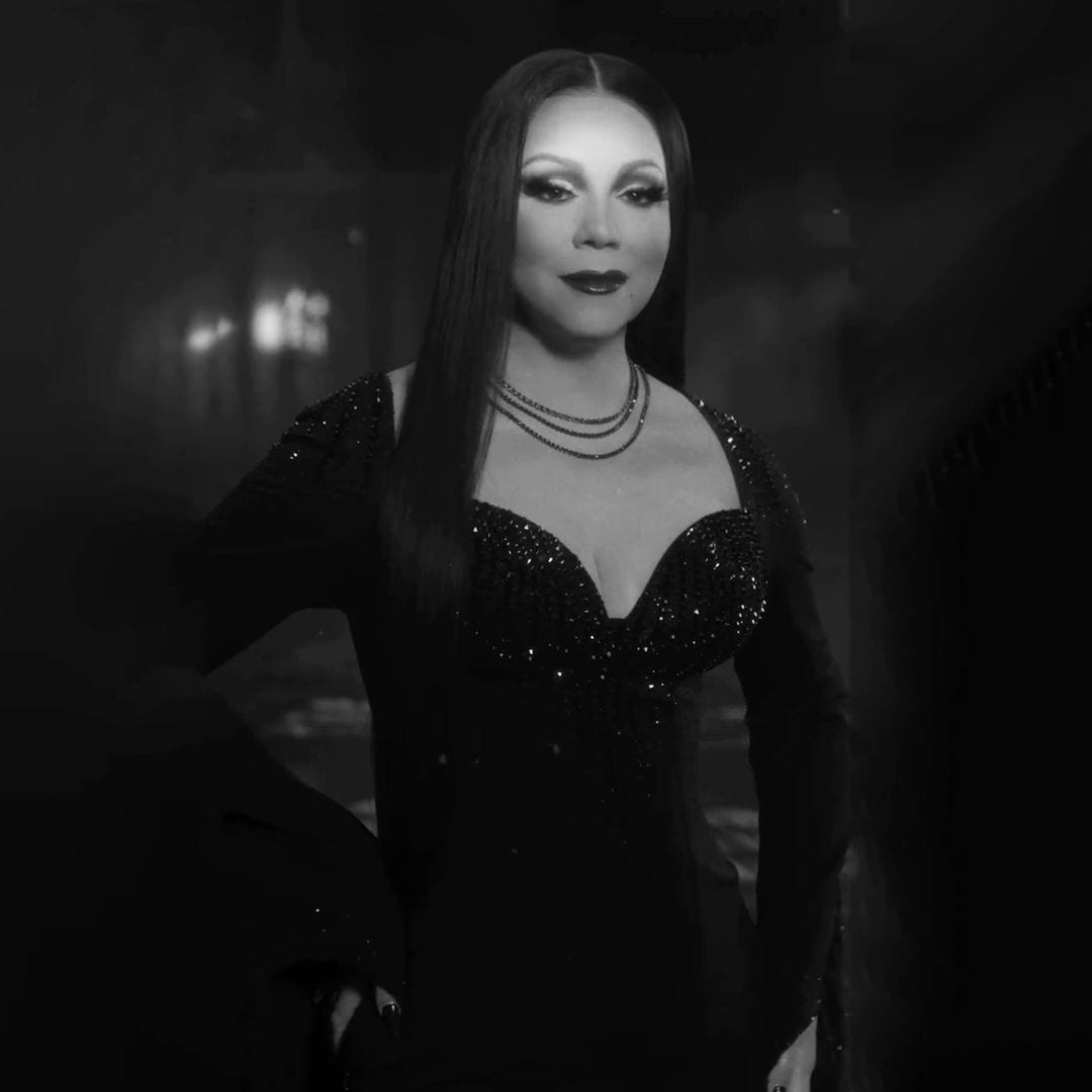 Mariah Carey inaugura la Navidad con un divertido vídeo convirtiendo a Morticia Addams en Mamá Noel