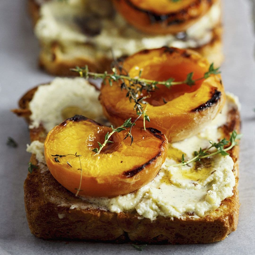 Tostadas con melocotón y crema de mascarpone avainillada