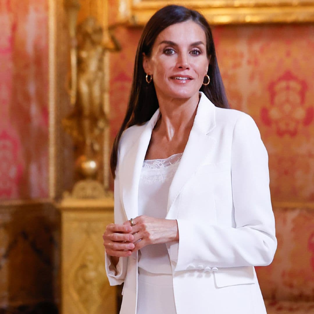 La reina Letizia actualiza el look de la graduación de Leonor con traje blanco y top lencero