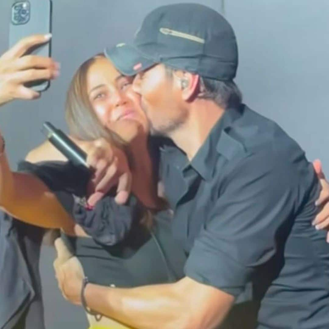 El efusivo beso en la boca de Enrique Iglesias con una fan ¡que ha dejado al cantante sin palabras!