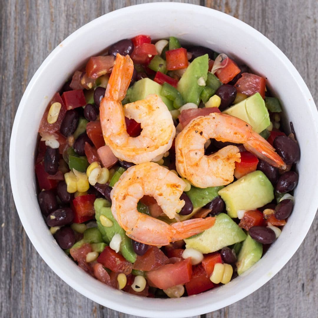 Ensalada de frijoles con aguacate y gambas