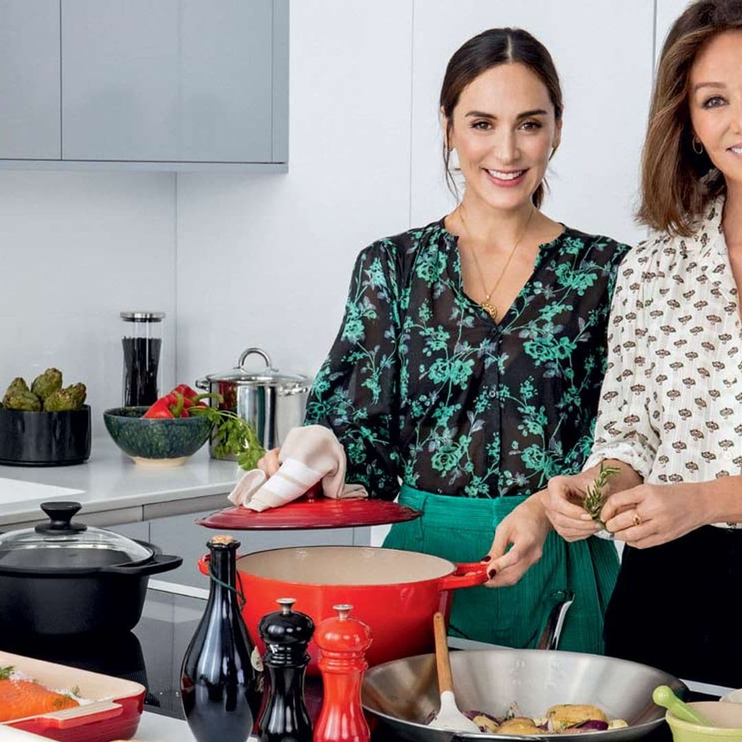 Exclusiva en ¡HOLA!: Isabel Preysler y Tamara Falcó, mano a mano en la cocina entre bromas y risas