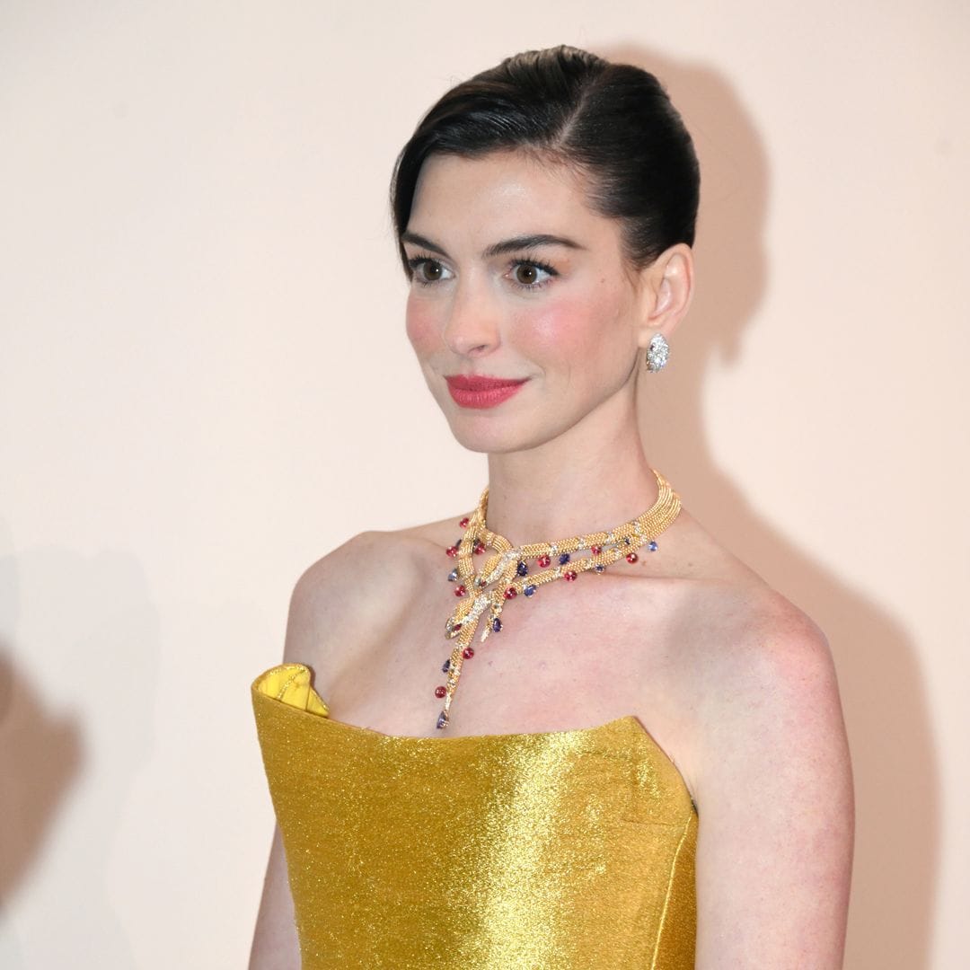 Anne Hathaway en Shanghái con vestido de Oscar de la Renta