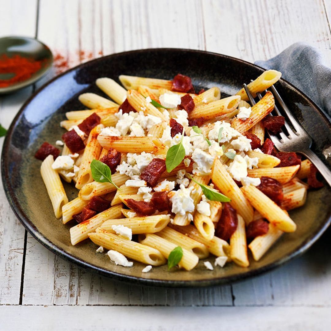 Ensalada de pasta con chorizo y queso feta