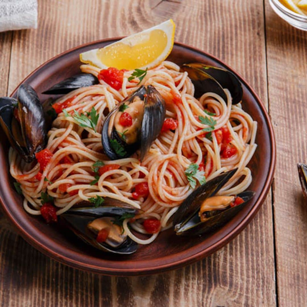 Espaguetis con tomate y mejillones