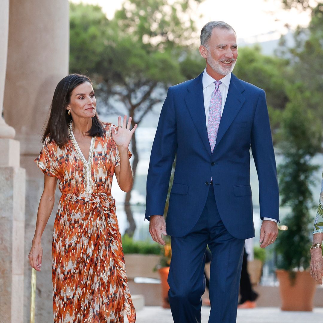 Los Reyes y doña Sofía reciben a la sociedad balear en Marivent mientras Leonor y Sofía están en París