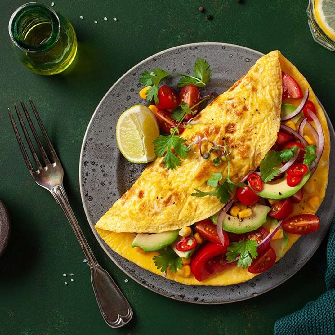 Tortilla francesa con aguacate, chile y maíz