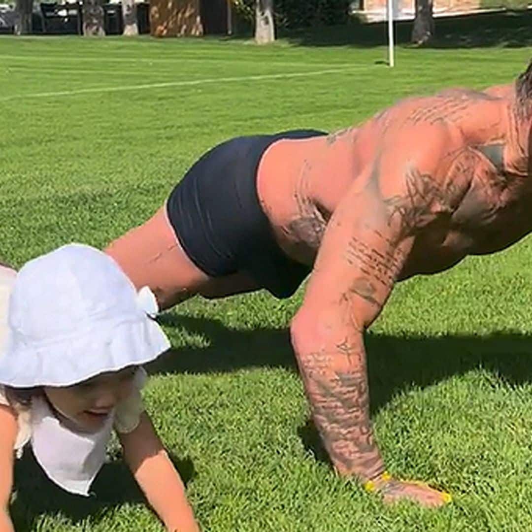 Gianluca Vacchi se pone en forma haciendo flexiones y su hija Blu Jerusalema le imita... a su manera