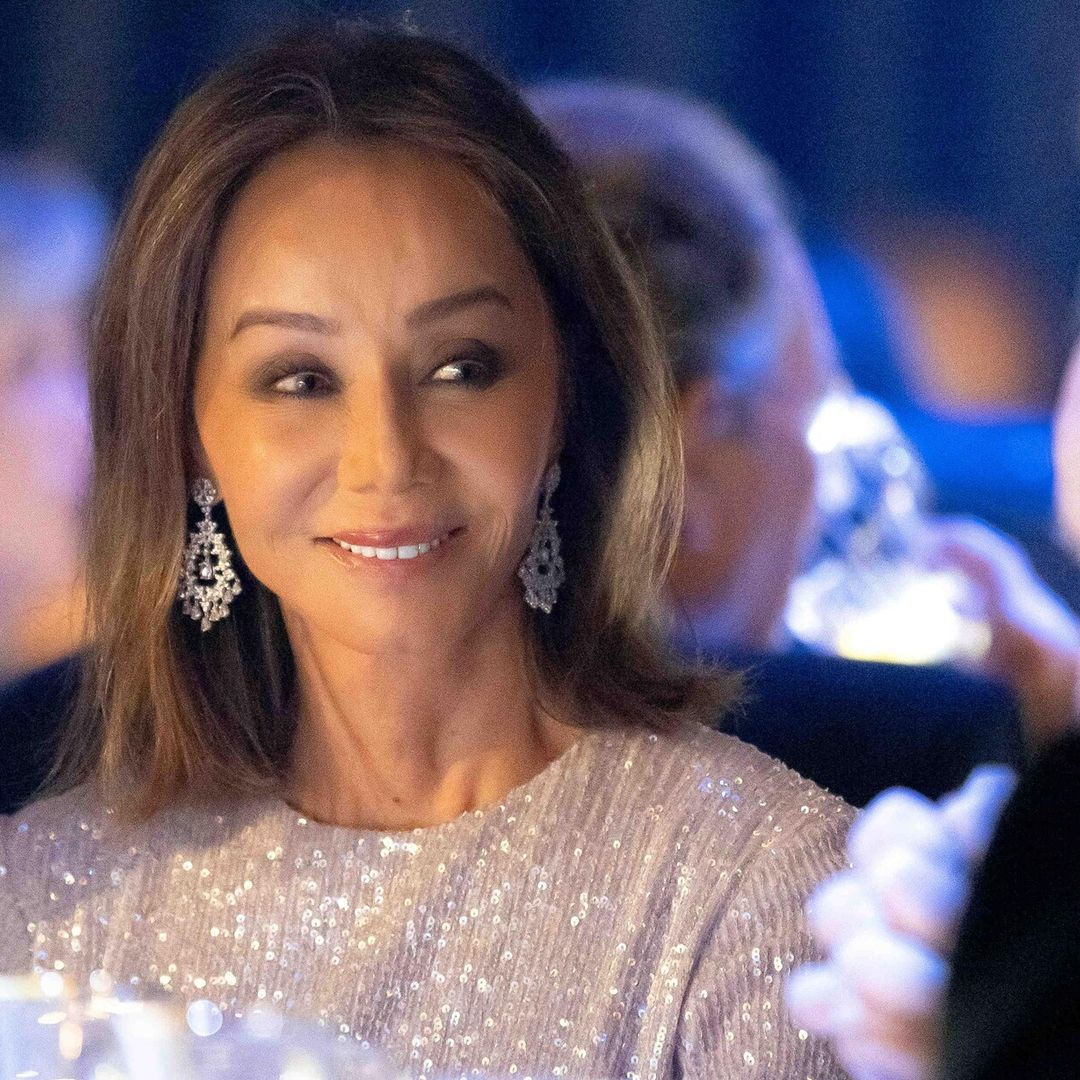 Vestido de ‘paillettes’ y ‘clutch’ con pedrería: Isabel Preysler tiene el look ideal para triunfar estas fiestas