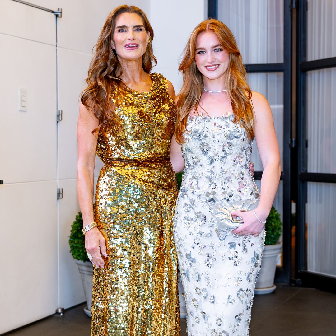 Brooke Shields impacta en Nueva York junto a su hija Rowan y con cambio de look exprés