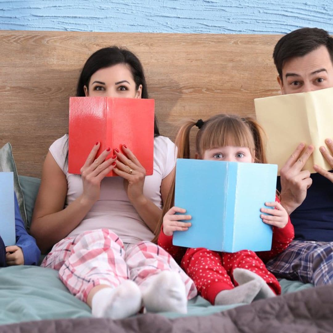 familia leyendo cuentos en la cama 