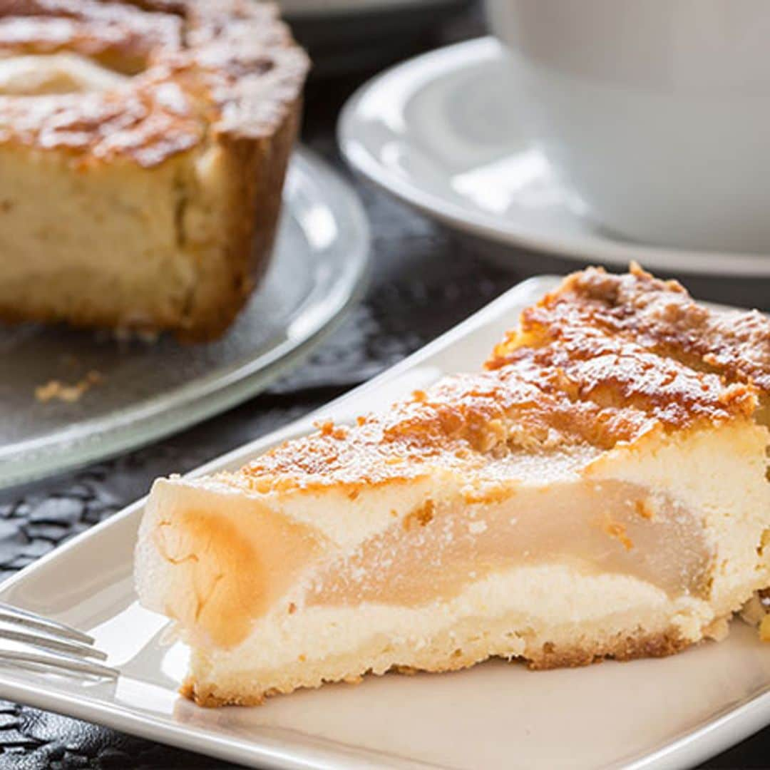 Tarta de queso con peras en almíbar