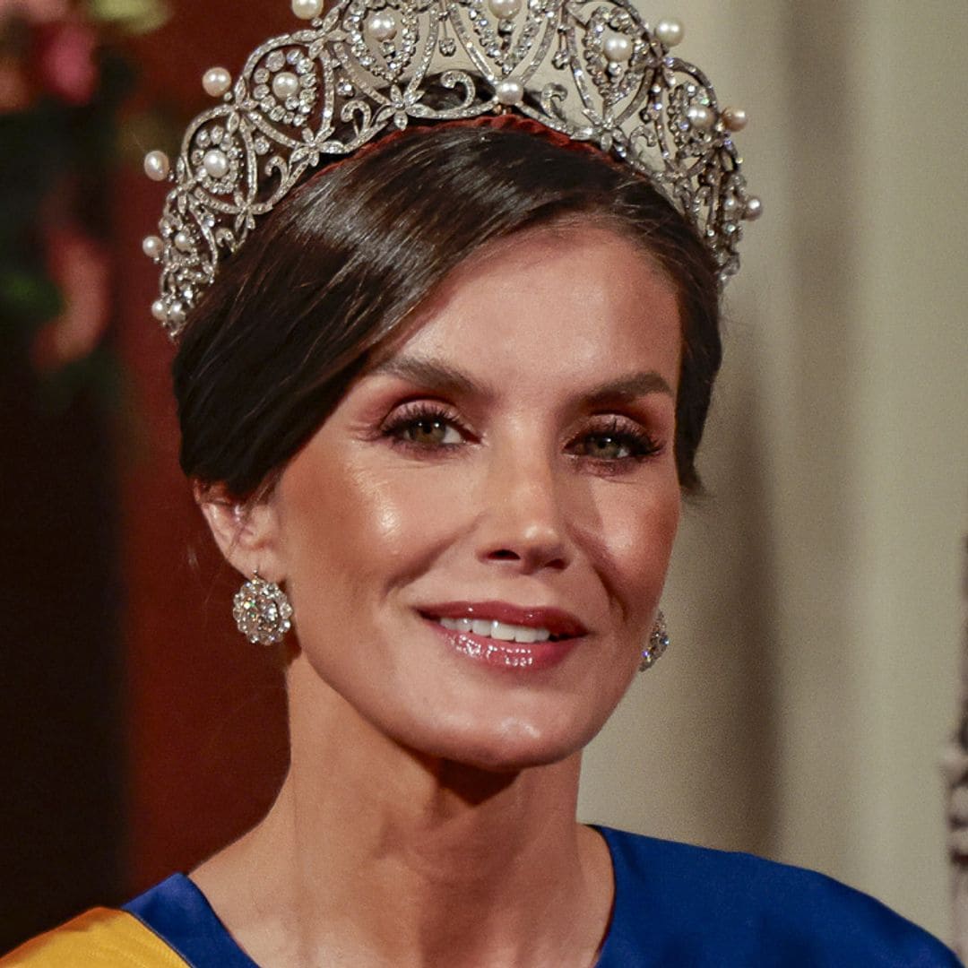 La reina Letizia, fabulosa con su look de gala en Ámsterdam: un nuevo vestido español y la tiara rusa