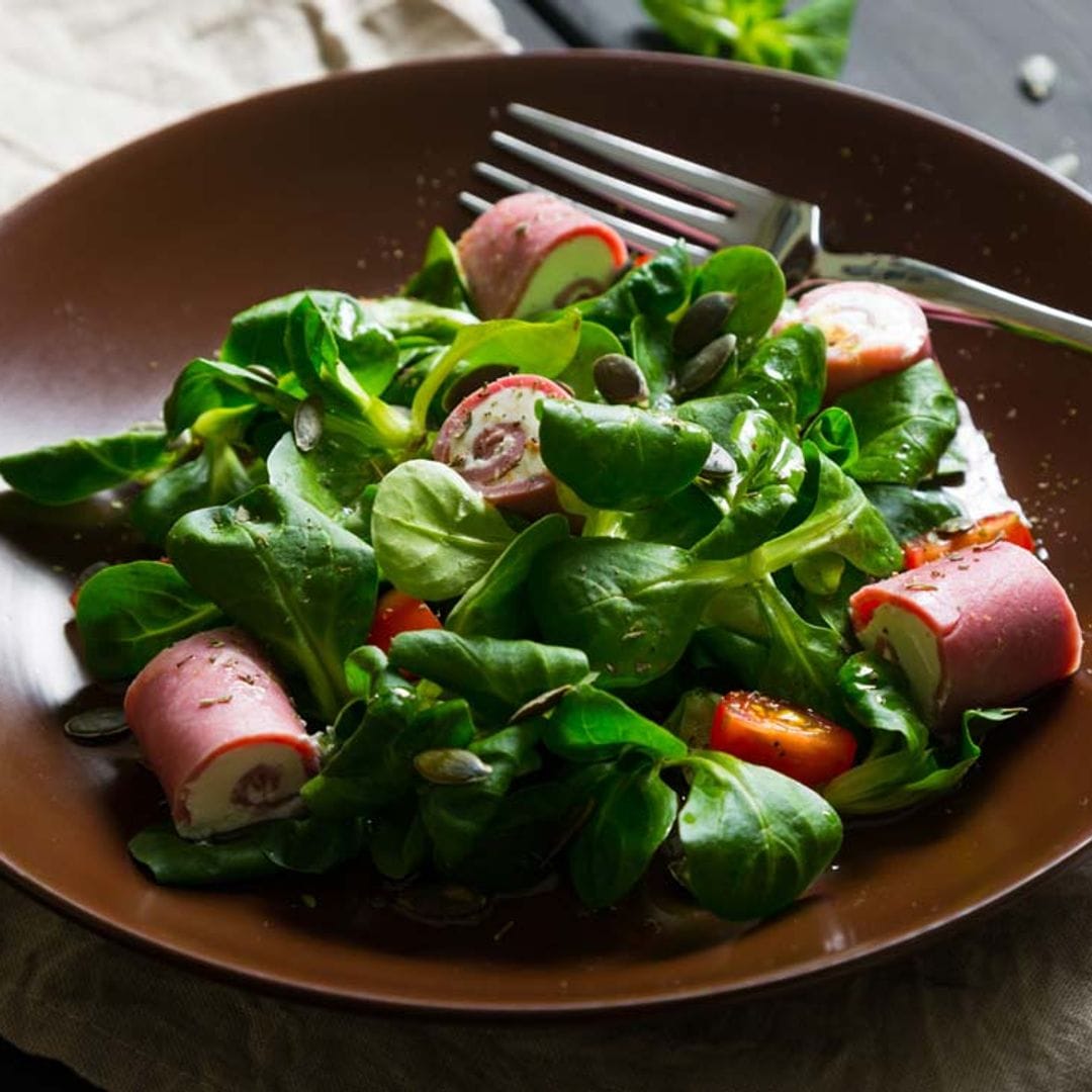 Ensalada de canónigos con rollitos de jamón y pipas de calabaza