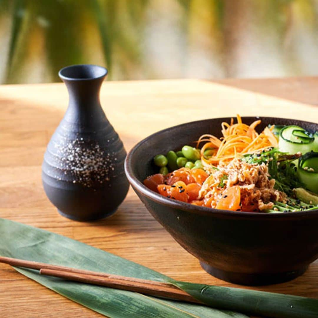 'Poke bowl' de salmón, arroz y aguacate