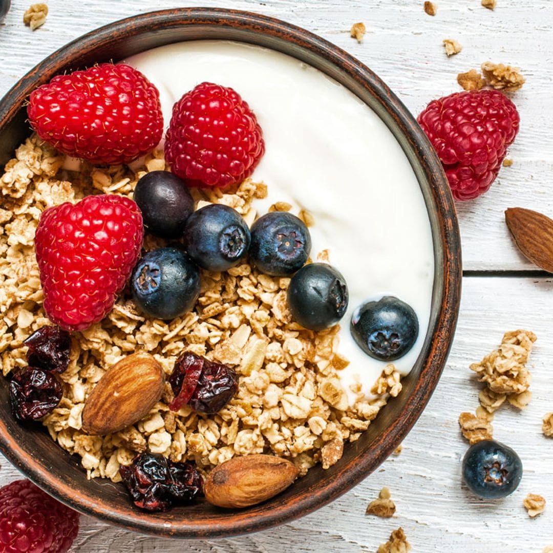 'Bowl' de yogur de soja con frutas y granola