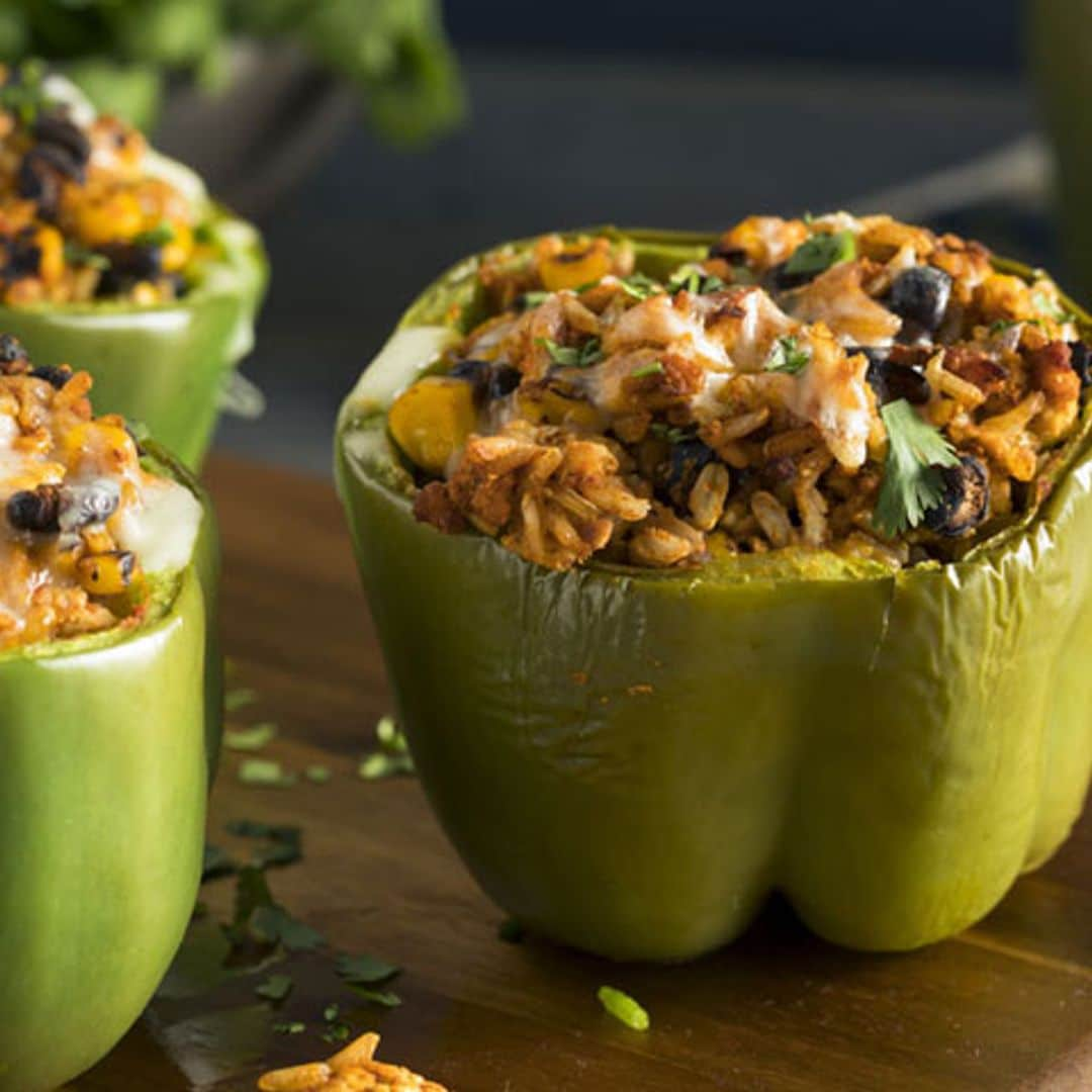 Pimientos verdes rellenos de arroz y olivas