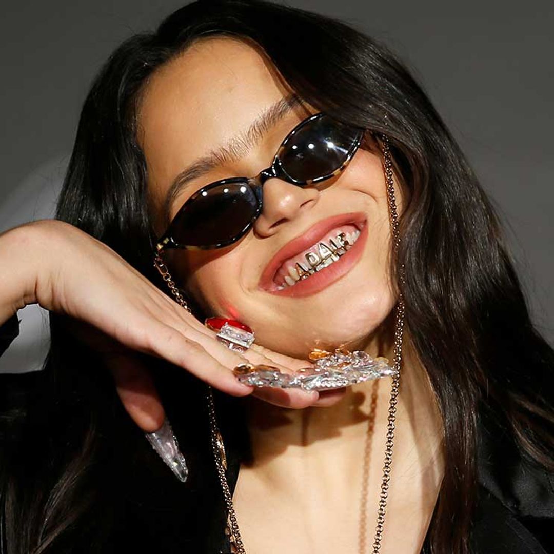 La peligrosa moda de los dientes de oro de Rosalía y otras 'celebs'