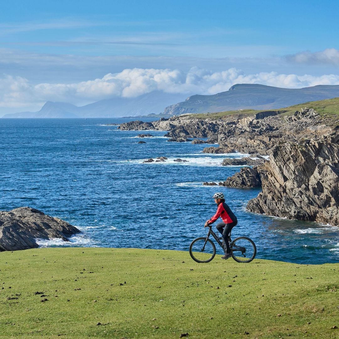 En bicicleta por los acantilados de Achill Island, en la Wild Atlantic Way, Irlanda