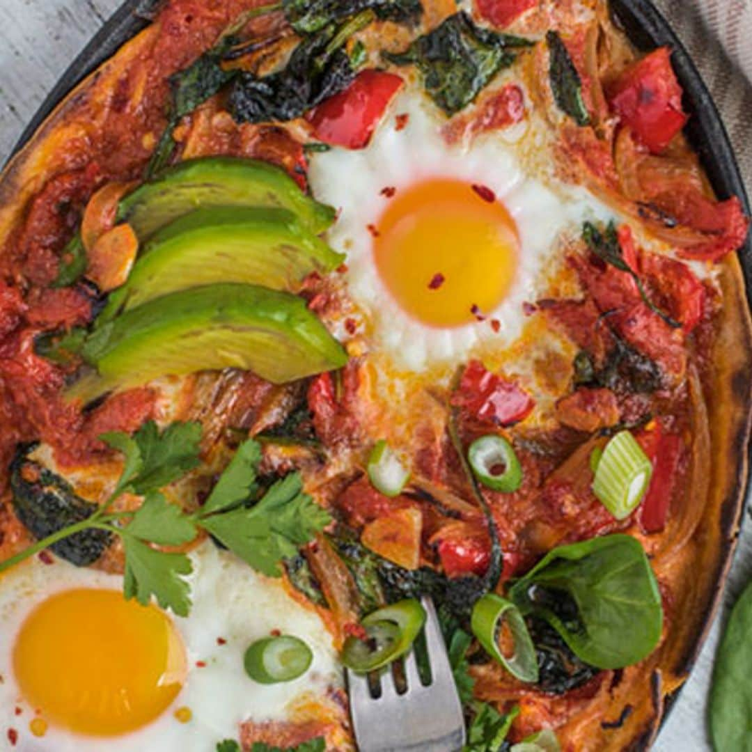 Huevos rancheros con aguacate y espinacas