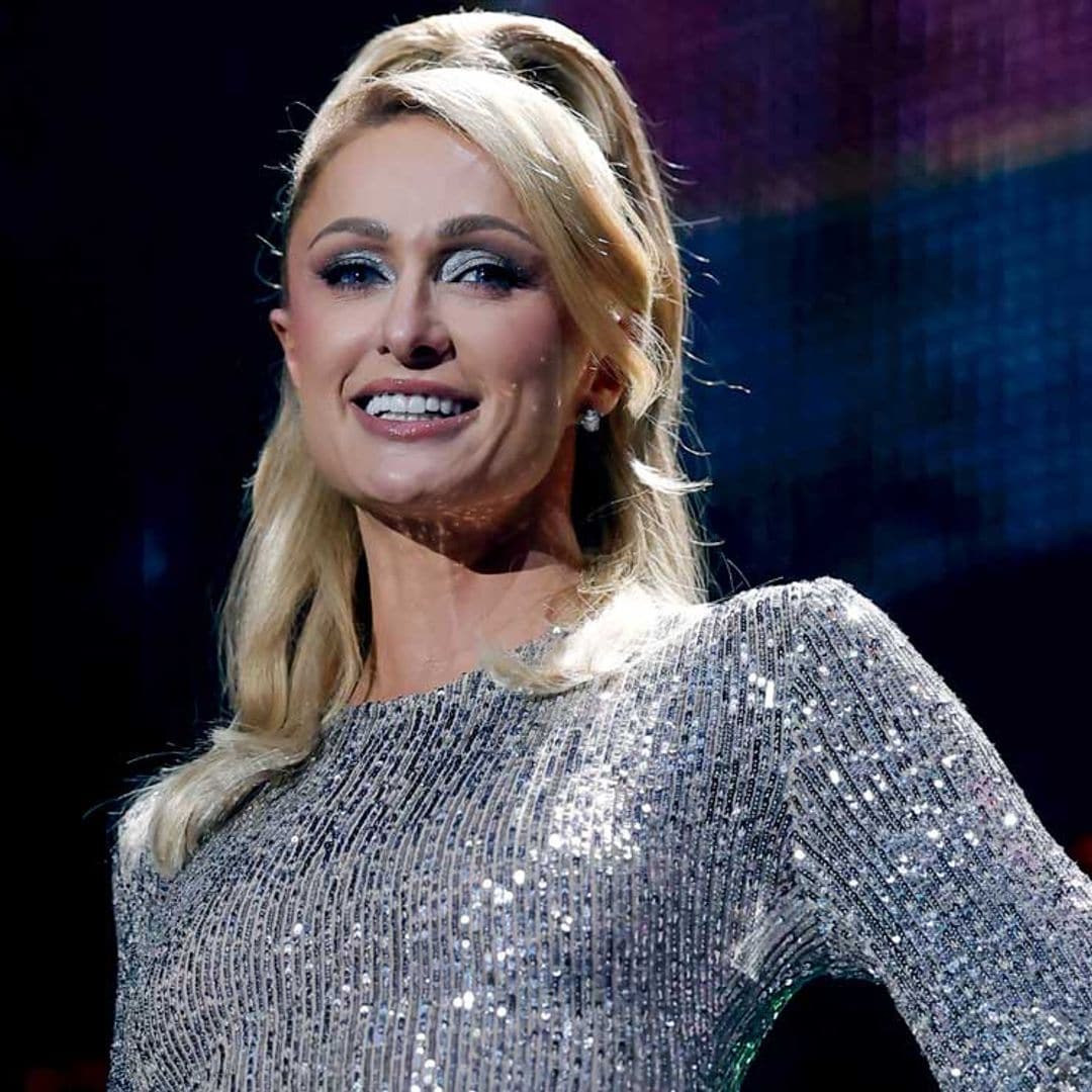 Paris Hilton inaugura la Navidad tras el nacimiento de su segundo bebé con un vestido de estrellas