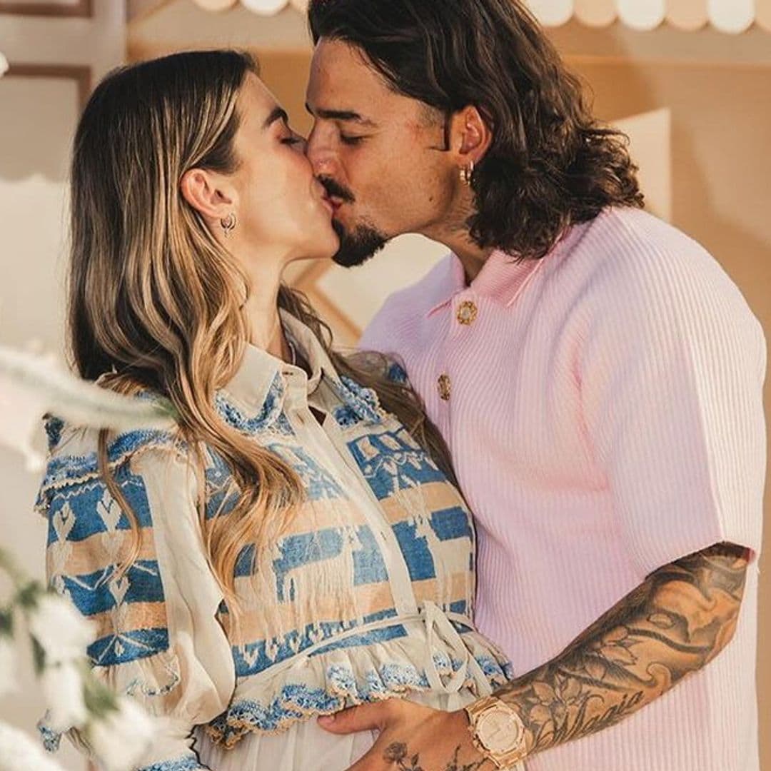 Maluma, de ídolo rebelde y 'sex-symbol' a futuro papá entregado con su look más formal y rosa en la 'baby shower'