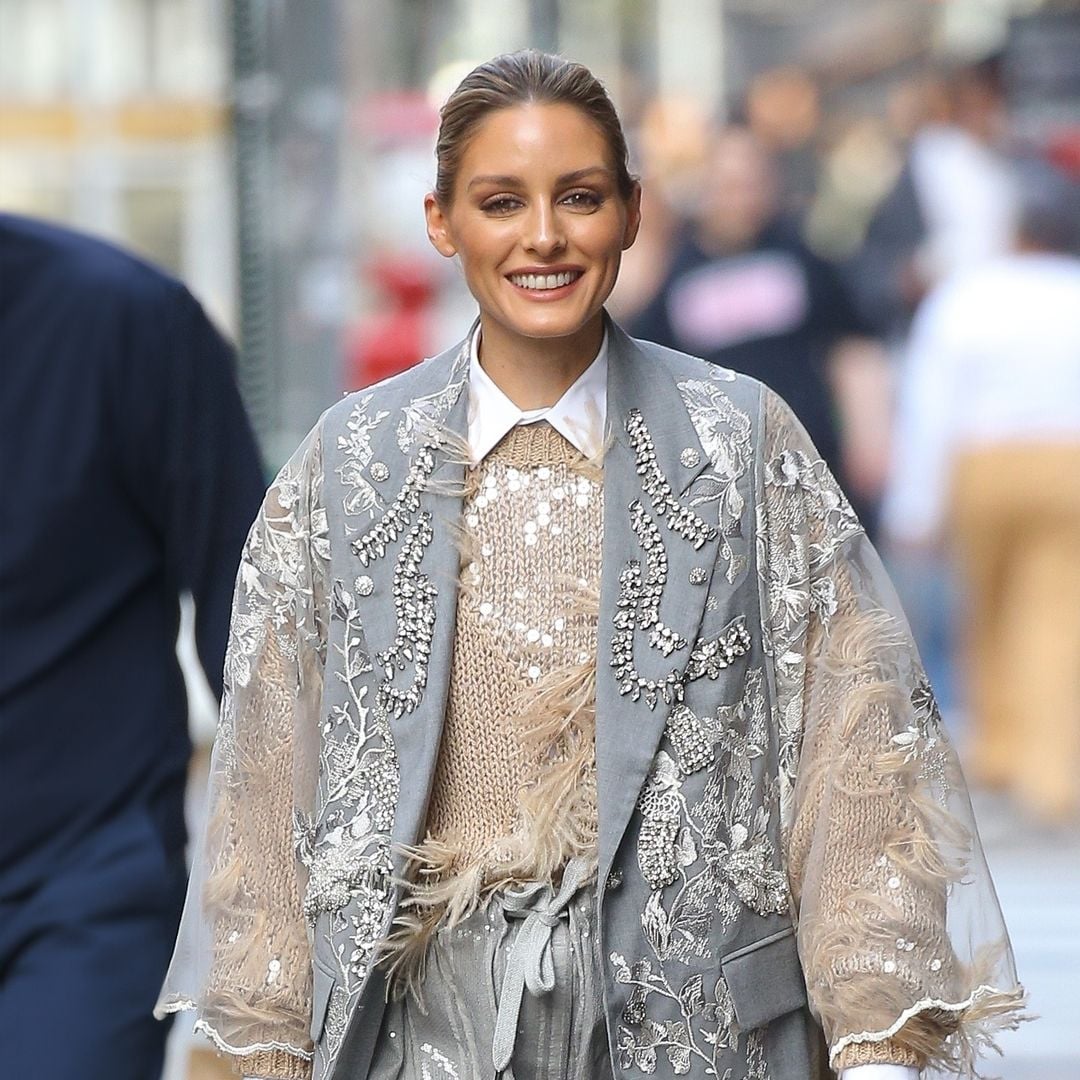 Olivia Palermo vuelve a confiar en su look comodín, bermudas y mocasines, para pasear por Nueva York