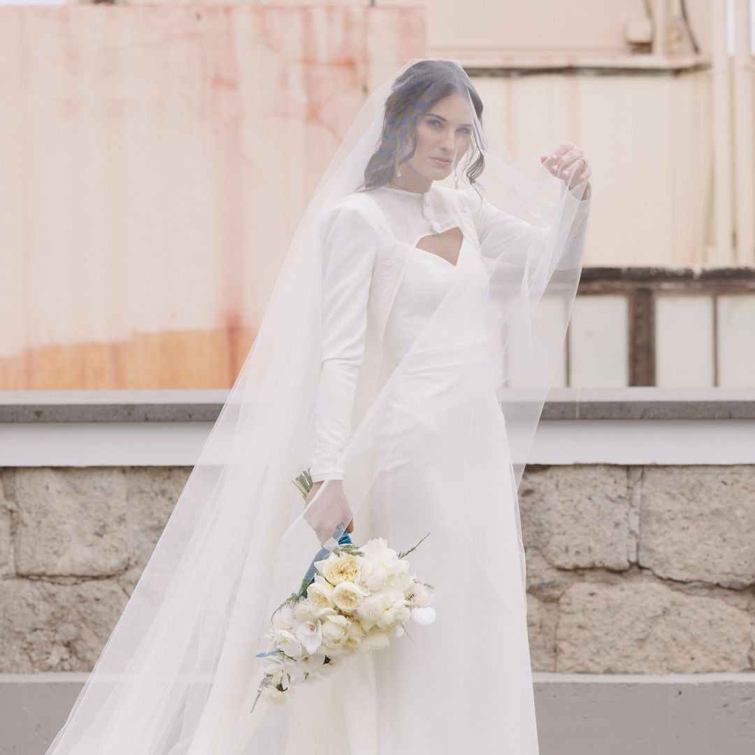 Marina, la modelo que se casó en Canarias con un vestido con capa ¡y se cortó el pelo en plena boda!