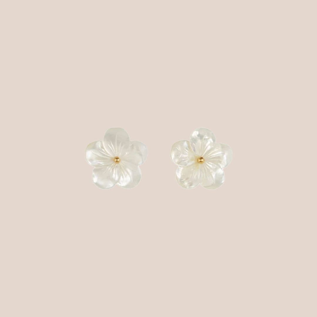 pendientes flor blancos