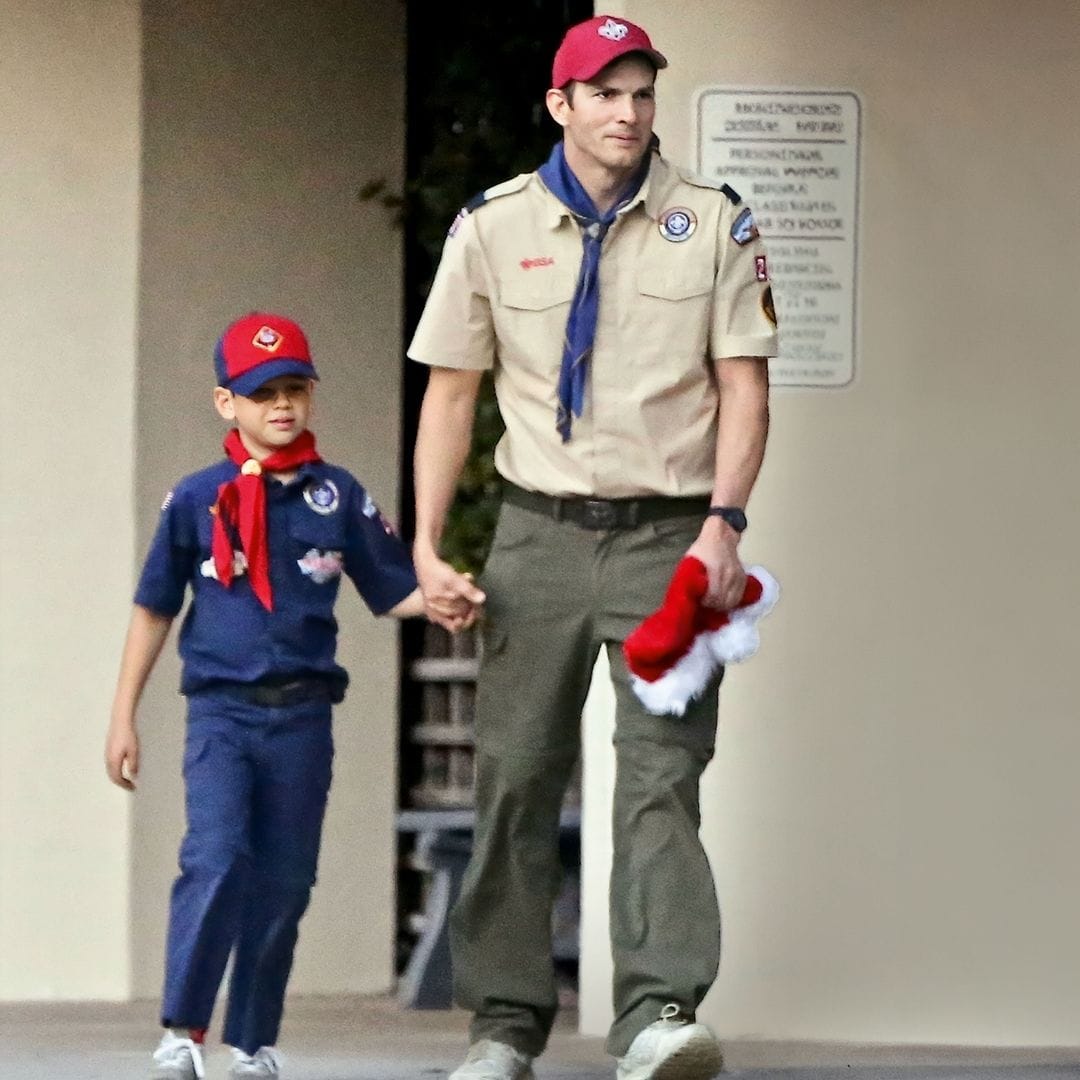 Ashton Kutcher da a su hijo, Dimitri, palabra de 'boyscout'