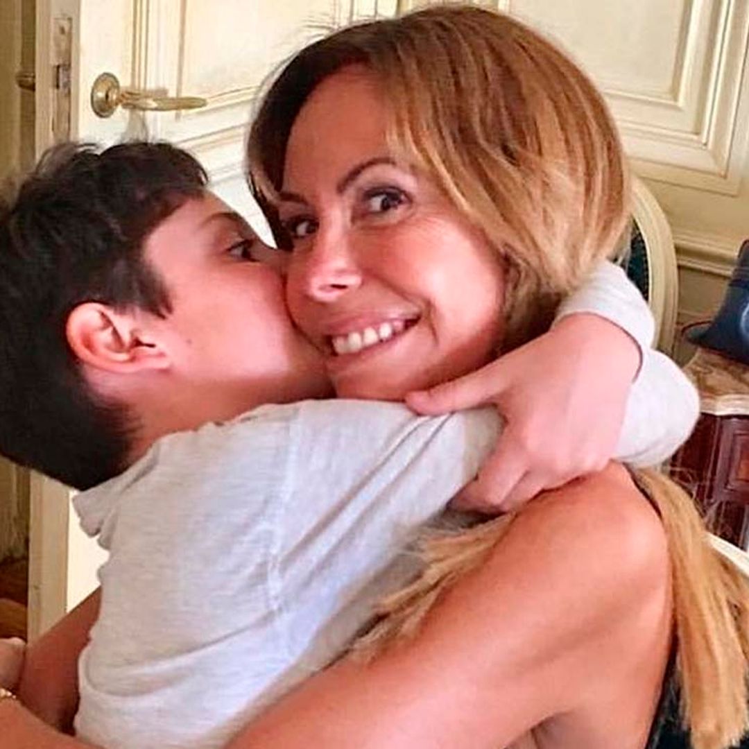 Lara Dibildos y Álvaro Muñoz Escassi felicitan el 16 cumpleaños de su hijo, lejos de casa por primera vez