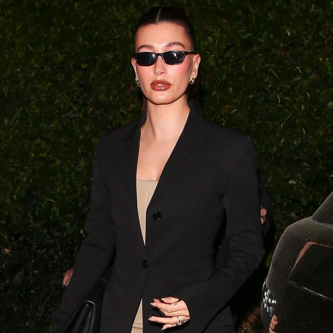 Hailey Bieber apuesta por revivir el 'no pants look' este 2025