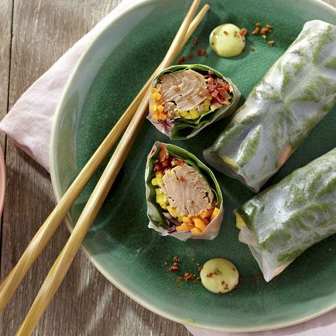 Rollitos de papel de arroz, lechuga, vegetales y atún