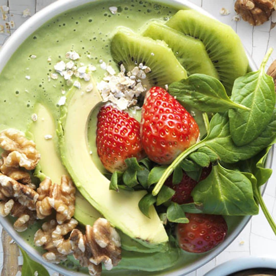 'Smoothie bowl' de aguacate, kiwi, fresas y nueces