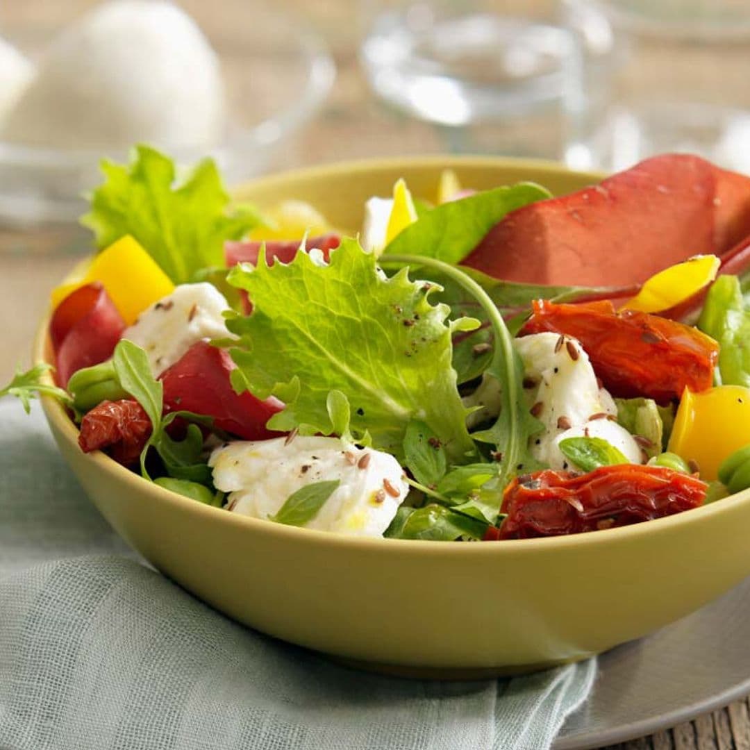 Ensalada de tomate seco, mozzarella y bresaola