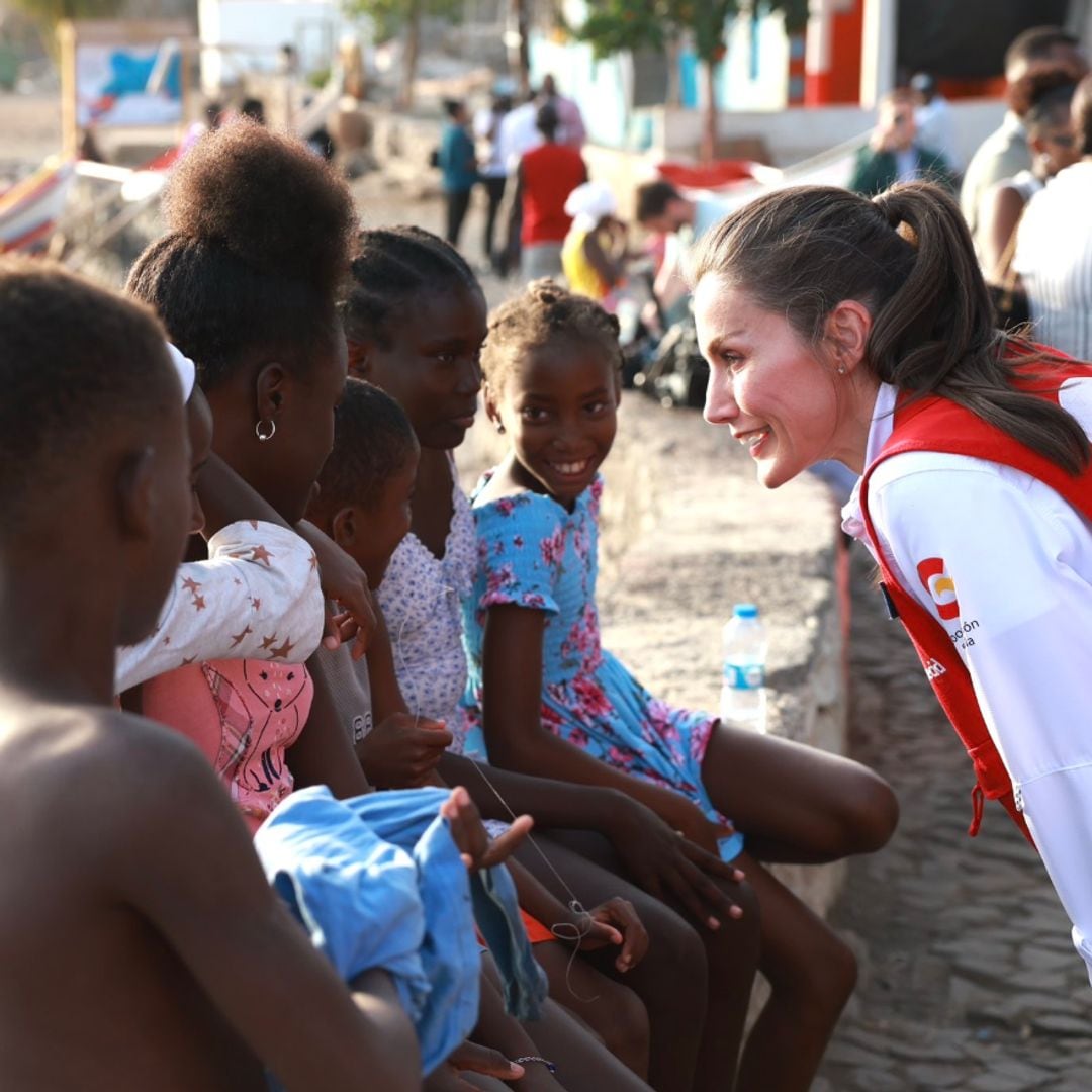 La reina Letizia finaliza su primer día en Cabo Verde en una comunidad rural pesquera y a ritmo de batuk