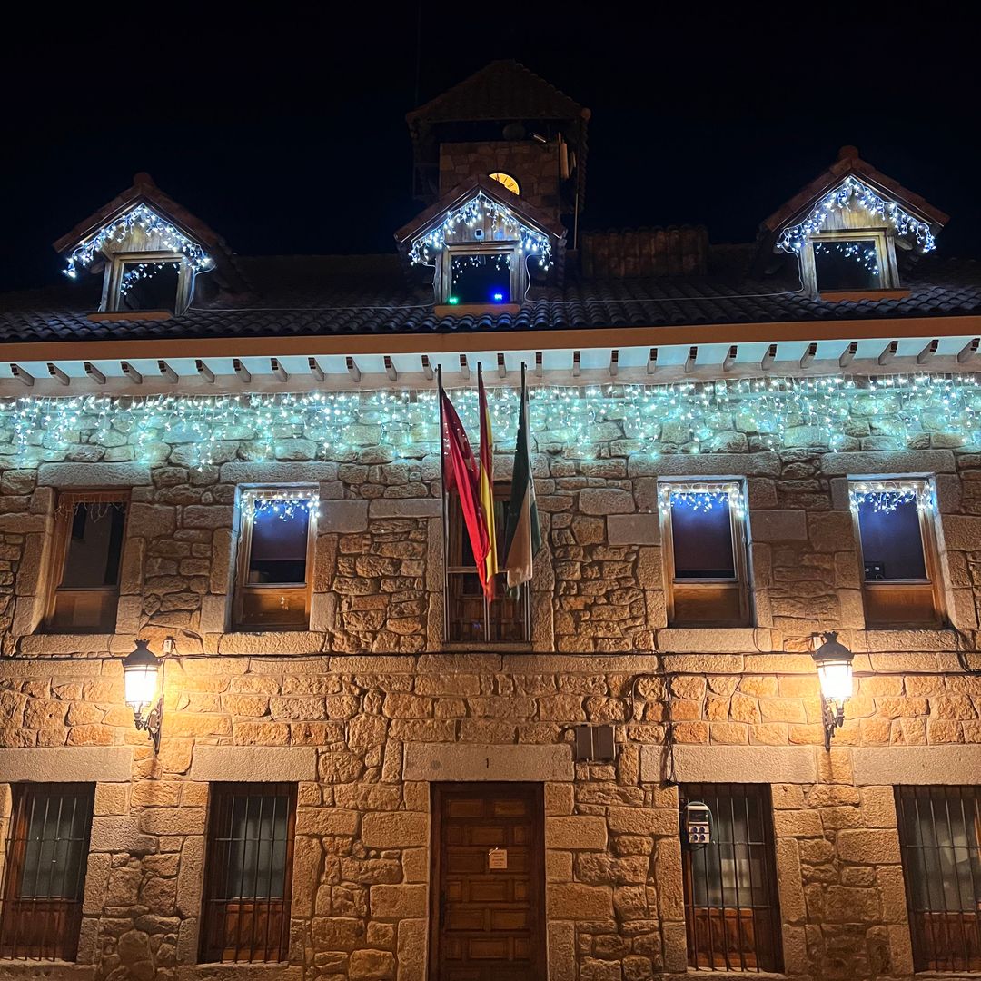 Luces de Navidad en el pueblo madrileño de Navacerrada, en plena sierra de Madrid