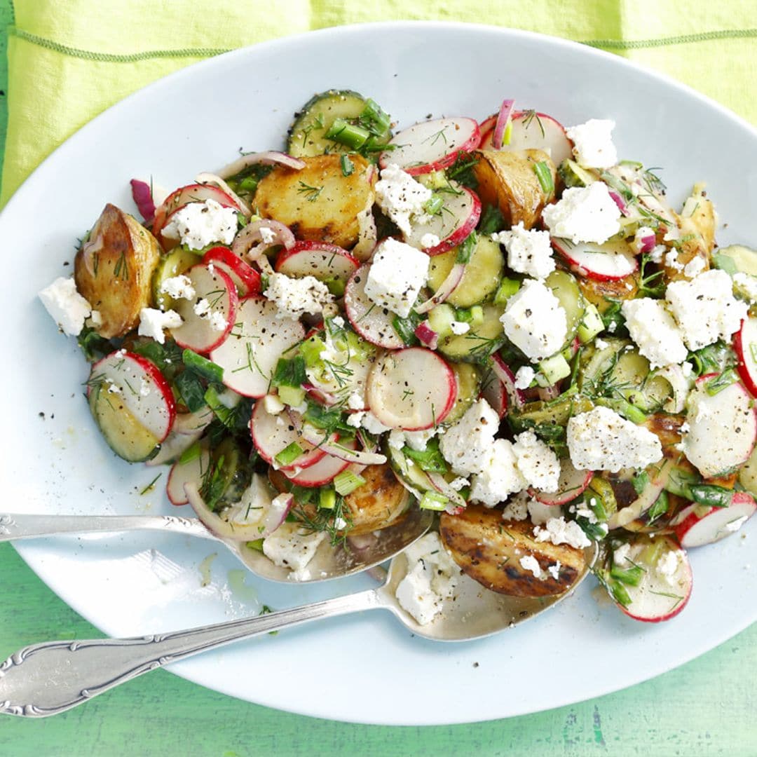 Ensalada de patatas asadas con queso de cabra y rabanitos