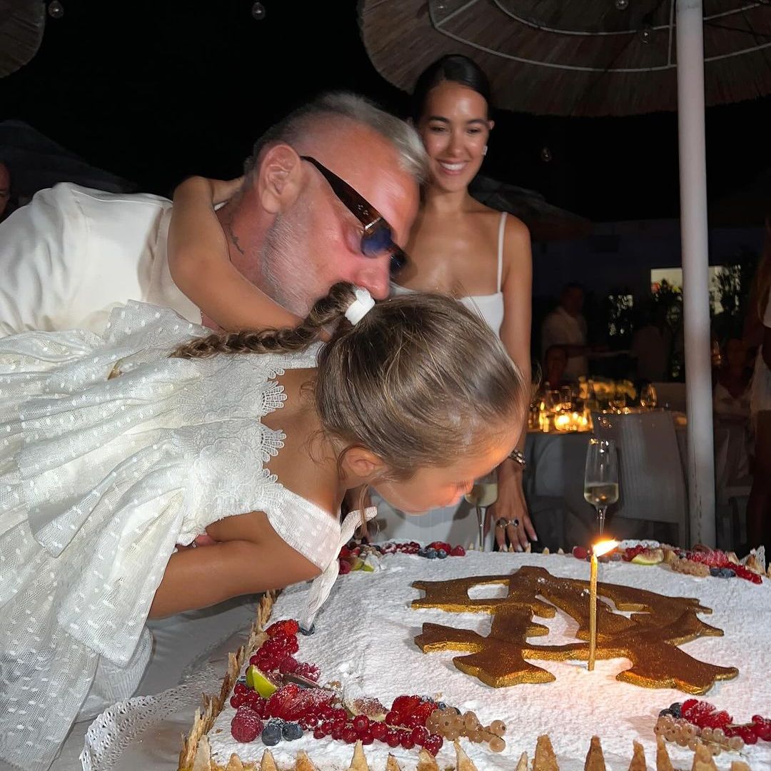 Gianluca Vacchi con Blu y Sharon festejando sus 57 años