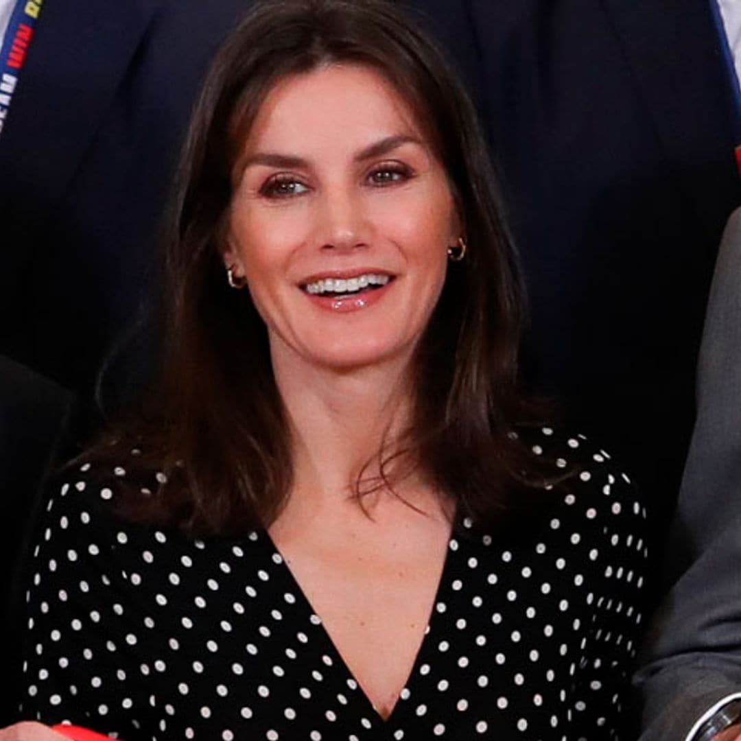 Doña Letizia estrena el vestido de lunares que faltaba en su colección