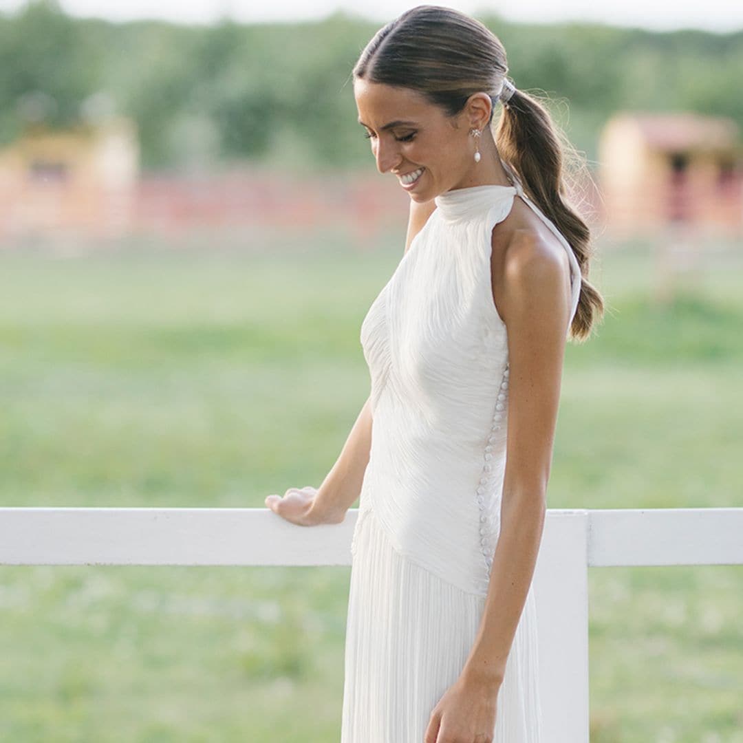 Un vestido de novia plisado, desmontable y con escote 'halter' para la boda de Marta en Toledo