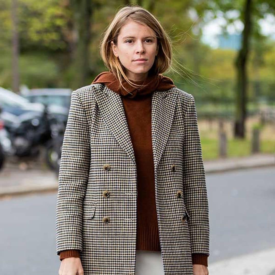 La sudadera es el relevo de la camisa blanca y la prenda clave para renovar tu look