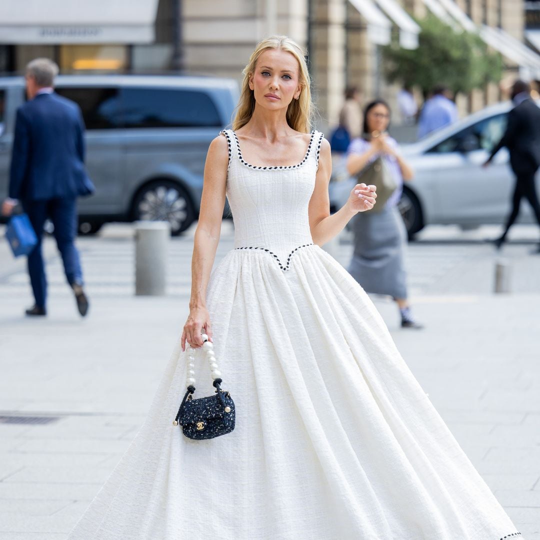 Este vestido 'vintage' de Chanel visto en París ya lo llevó una estrella del 'pop': ¿recuerdas quién?