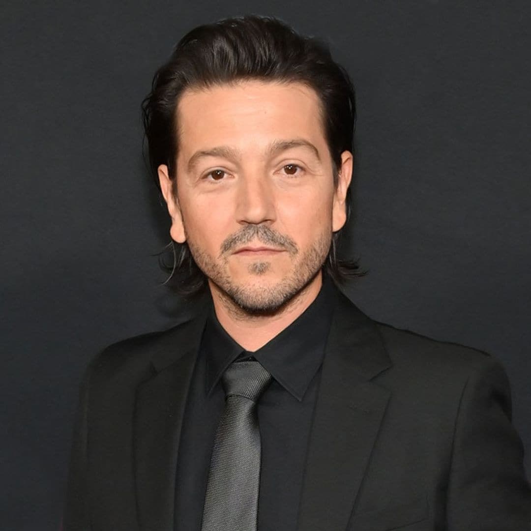 Cobijado por sus hijos, Diego Luna encabezó el homenaje póstumo a su papá en Bellas Artes